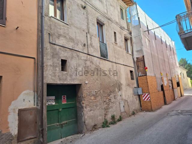 Capannone in vendita a Serrone, Marche