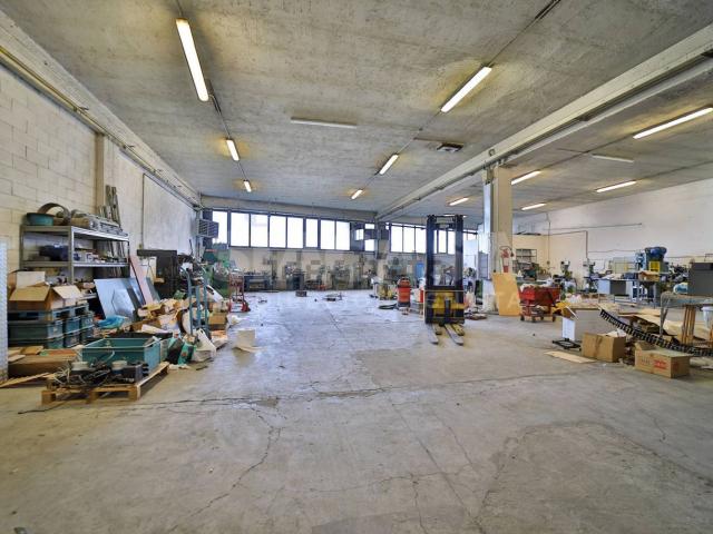 Capannone in vendita a Brugherio, Lombardia