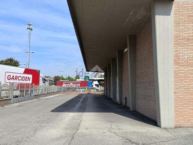 Capannone in vendita a Quartiere Cervese Sud, Cesena