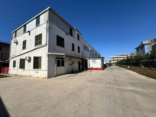 Capannone in vendita a Salerno, Campania