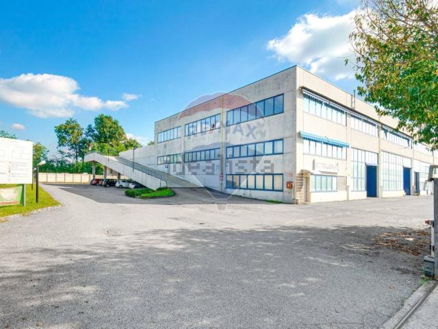Capannone in vendita a Oggiona Con Santo Stefano, Lombardia