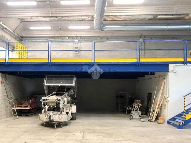 Capannone in vendita a Alzano Lombardo, Lombardia