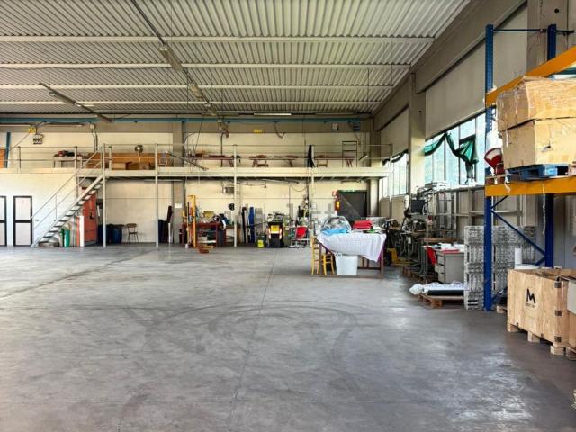 Capannone in vendita a Montale Alto, Montale