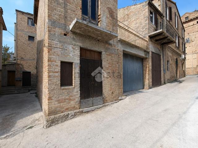 Capannone in vendita a Colle Leone, Mosciano Sant'Angelo