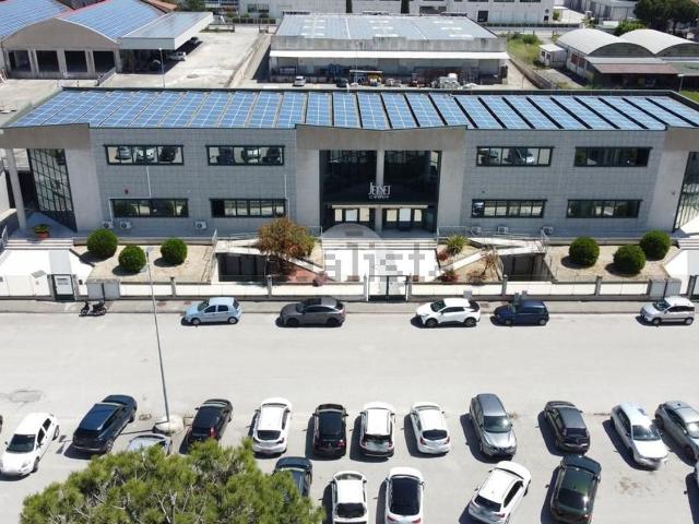 Capannone in vendita a Zona Industriale A, Marche