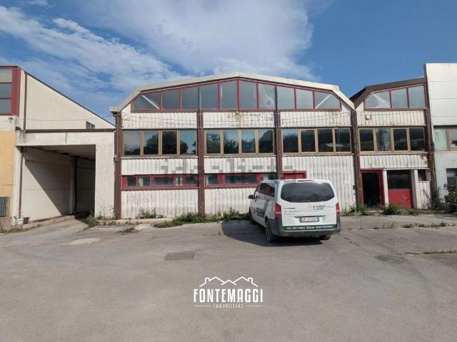 Capannone in vendita a Rosciano, Marche
