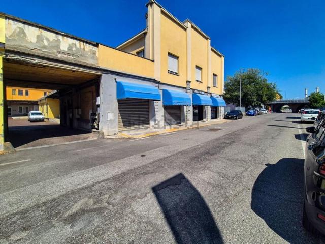 Capannone in vendita a Barriera Milano, Piacenza