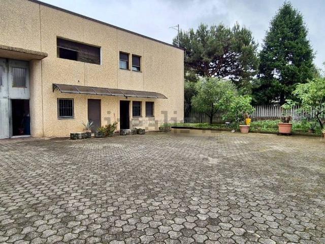Capannone in vendita a Valera, Desio