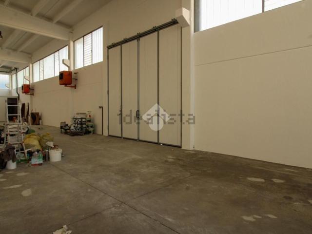 Capannone in vendita a Boltiere, Bergamo