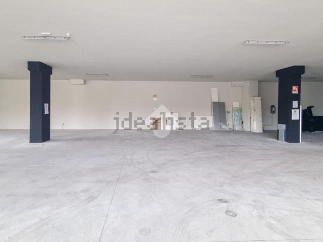 Capannone in vendita a Cernusco Lombardone, Lombardia