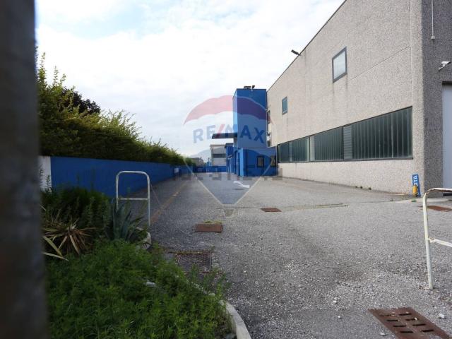 Capannone in vendita a Grassobbio, Lombardia