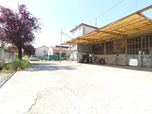 Capannone in vendita a Terra di Mezzo, Re