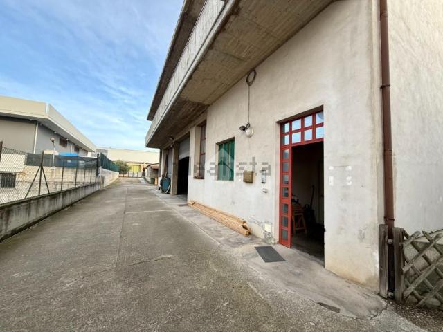 Capannone in vendita a Mosciano Sant'angelo, Abruzzo