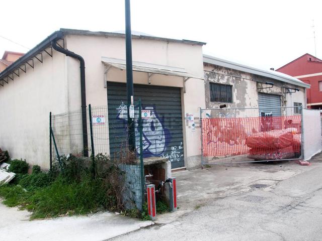Capannone in vendita a Villa del Fuoco, Pescara