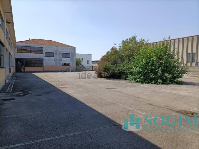 Capannone in vendita a Biassono, Lombardia