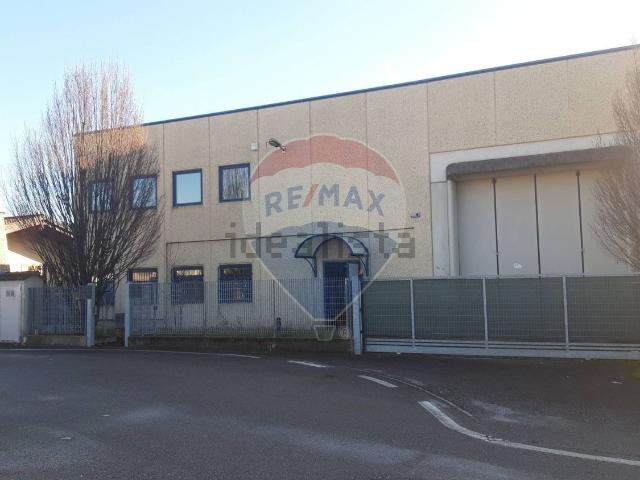 Capannone in vendita a Fara Gera D'adda, Bergamo