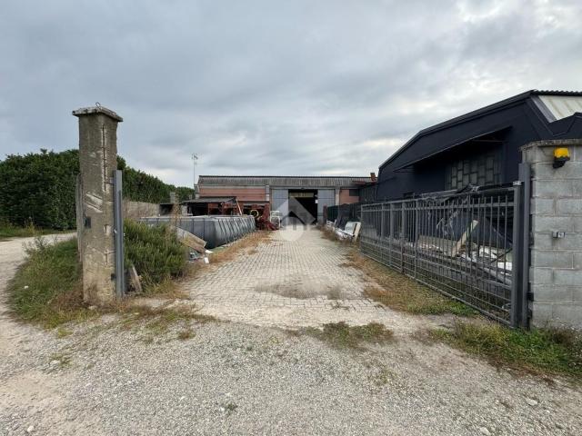 Capannone in vendita a Cascina La Tesa, Galliate