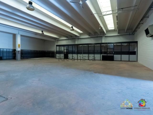 Capannone in vendita a Albiate, Lombardia