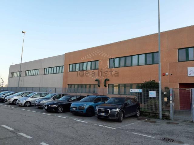Capannone in vendita a Vellezzo Bellini, Lombardia