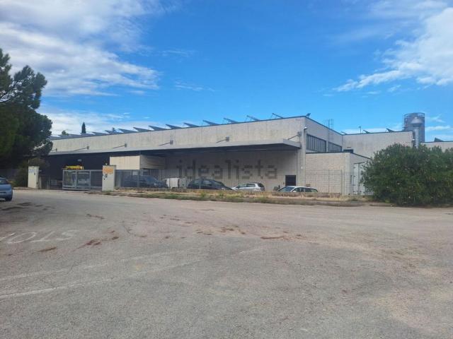 Capannone in vendita a Zona industriale Fratelli Pierino, Mariano e Silvio Guzzini, Recanati
