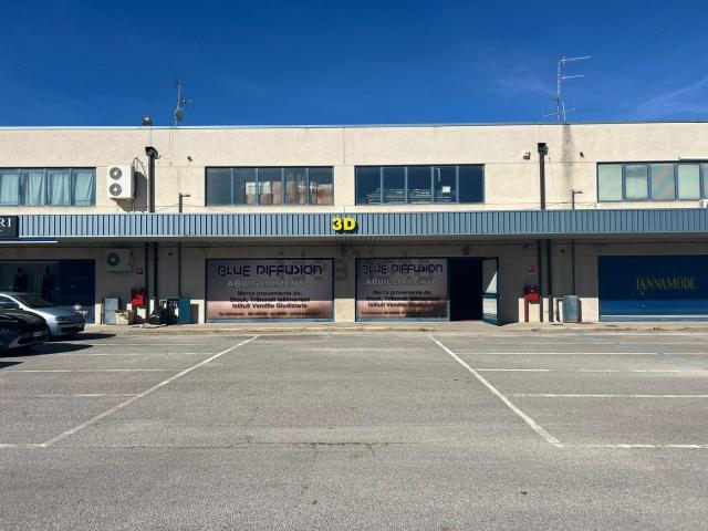 Capannone in vendita a Madonna delle Piane, Chieti