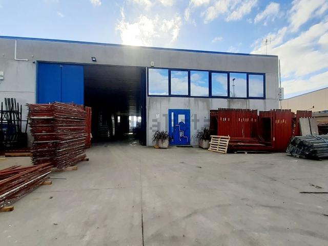Capannone in vendita a Zona Industriale A, Marche