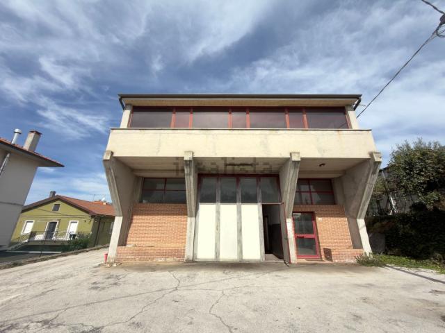 Capannone in vendita a Camerano, Ancona