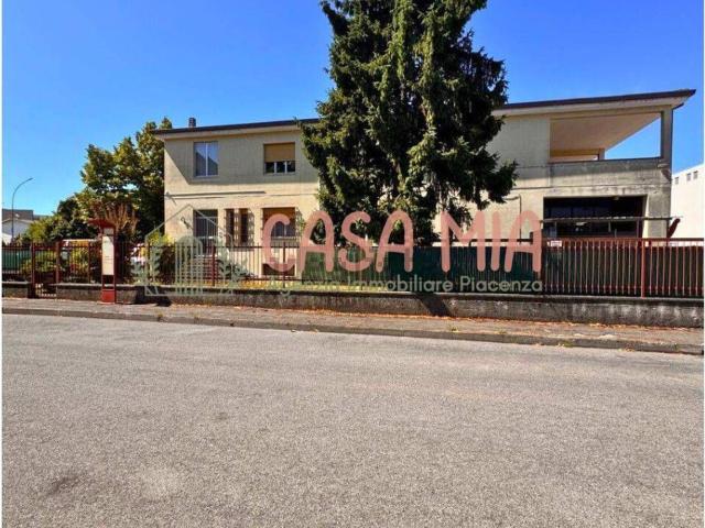 Capannone in vendita a Giarona, Piacenza