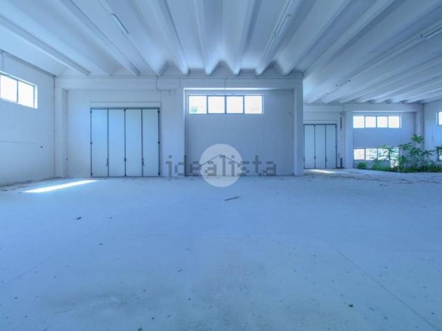 Capannone in vendita a Pontirolo Nuovo, Bergamo