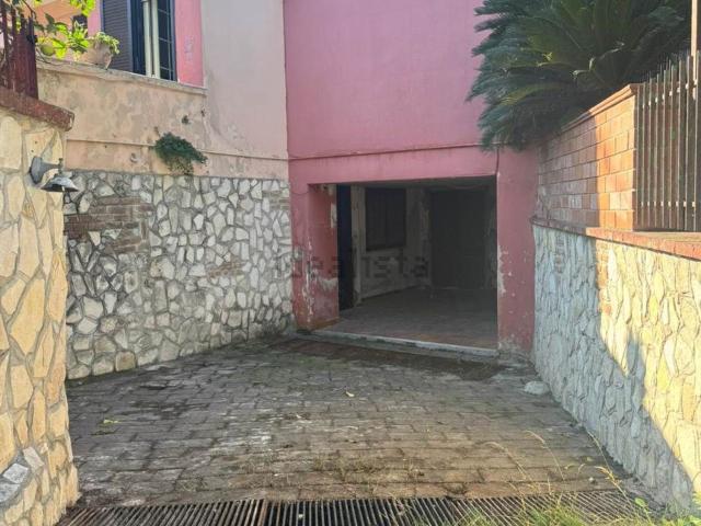 Capannone in vendita a Castel Volturno, Campania