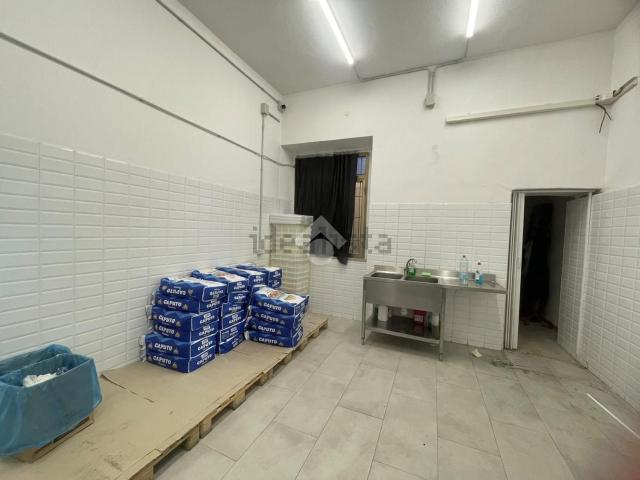 Capannone in vendita a San Benedetto, Cagliari