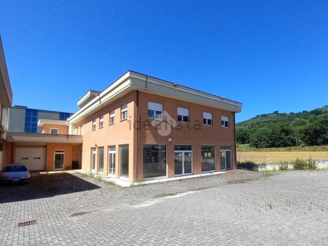 Capannone in vendita a Foligno, Umbria