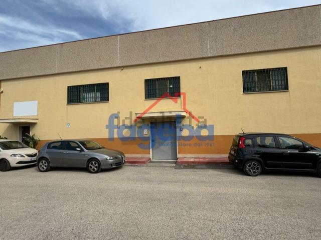 Capannone in vendita a Trani, Barletta-Andria-Trani