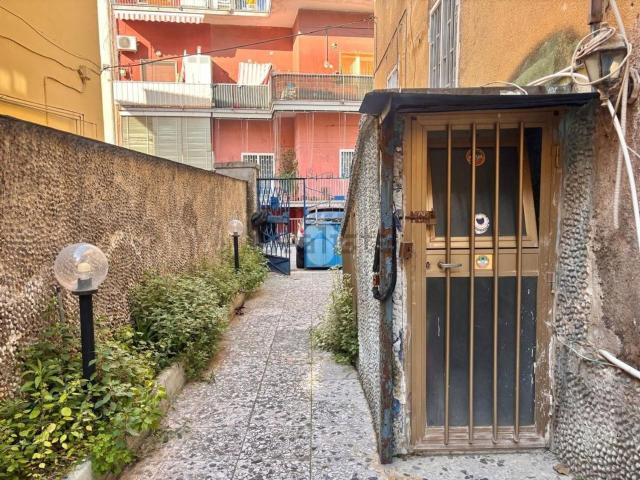 Capannone in vendita a Portici, Campania