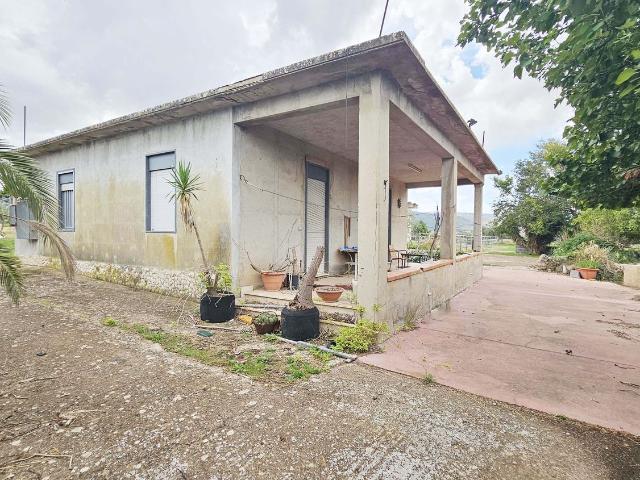 Capannone in vendita a Comiso, Sicilia