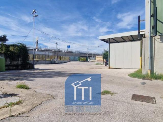 Capannone in vendita a Qualiano, Campania