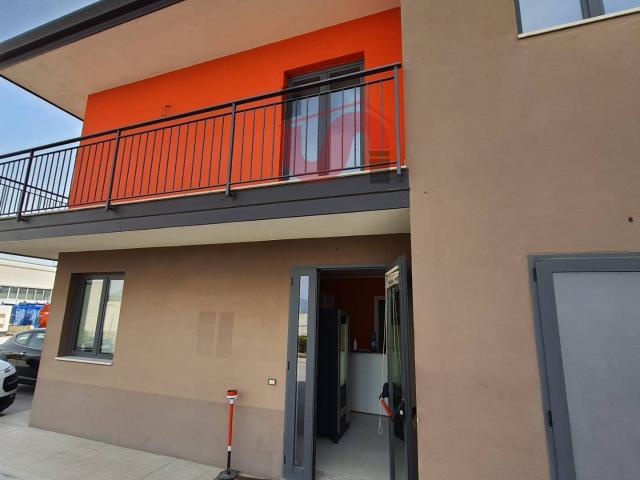 Capannone in vendita a Benevento, Campania