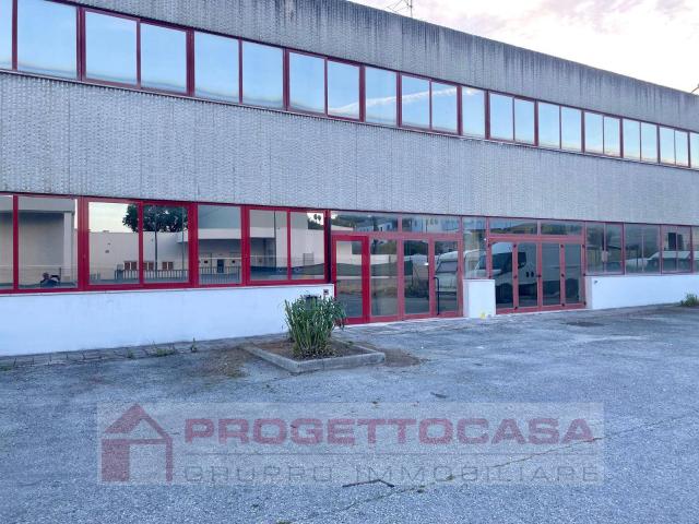 Capannone in affitto a Zona Industriale Valtesino, Marche