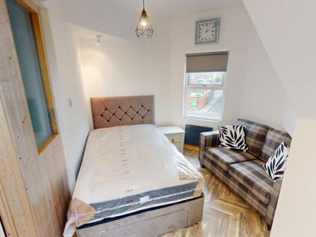 Studio for rent in Hyde Park, West Yorkshire