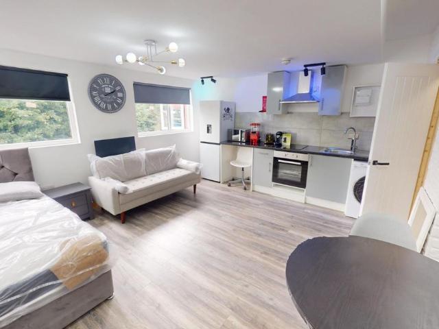 Studio for rent in Hyde Park, West Yorkshire
