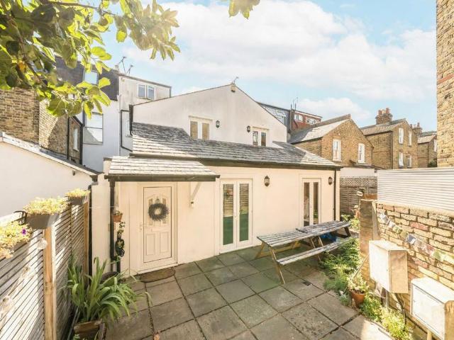 House for rent in Earlsfield, Greater London