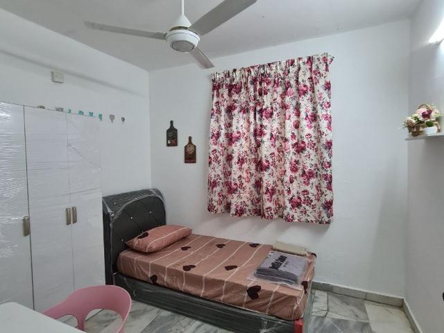 Room for rent in Petaling, Alam Impian