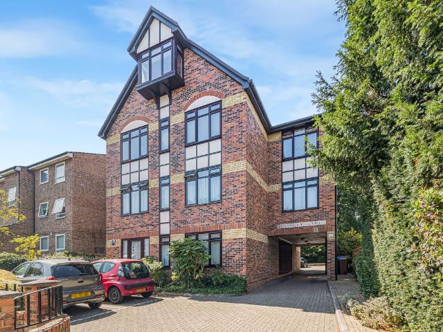 Apartment for rent in Longlands, Frognal