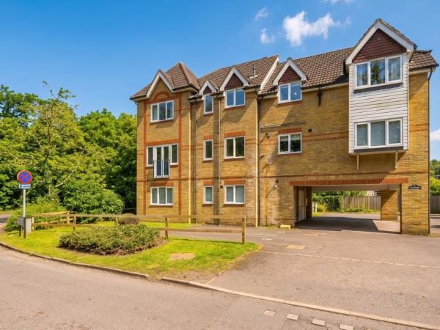 Apartment for rent in Horsell, Woking