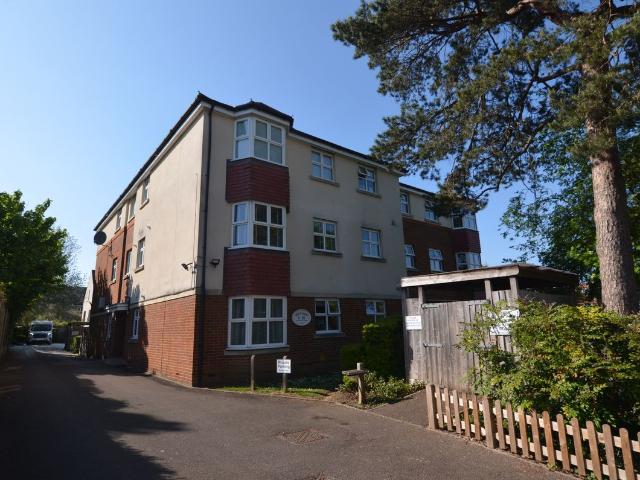 Apartment for rent in Longlands, Greater London