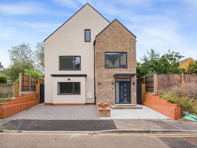 House for rent in Longlands, Greater London