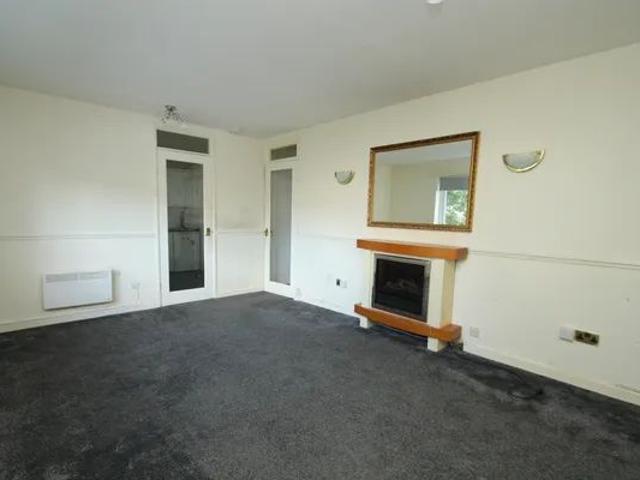 Apartment for rent in Maryhill Park, Summerston