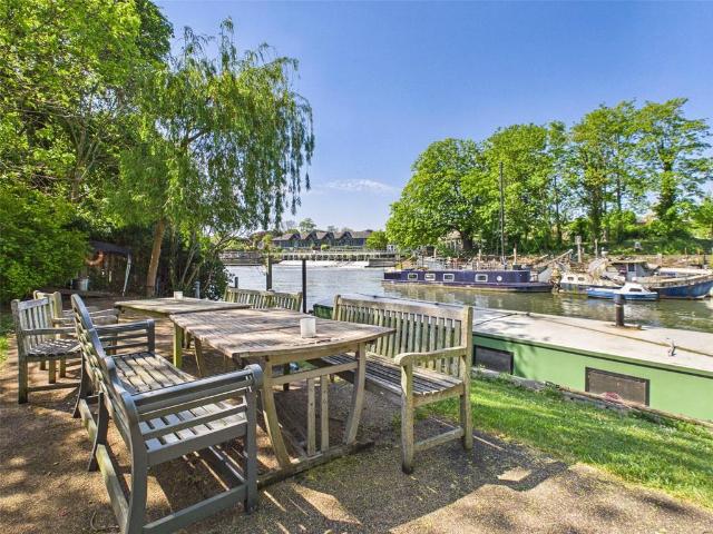 Apartment for rent in Hampton, Greater London