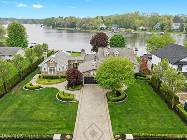 House for sale in Commerce Township