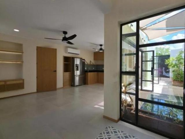 CASA $1,900,000 EN CONKAL YUCATÁN. ESTILO COLONIAL. CON PISCINA. DE 108 M2